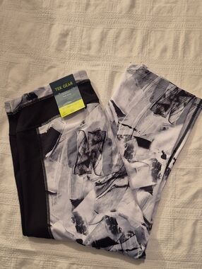 Tek Gear women's XXL capri mid rise black, gray, white leggings NWT